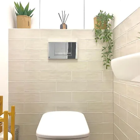 Elegant, Bright Spacious In Center Apartment *