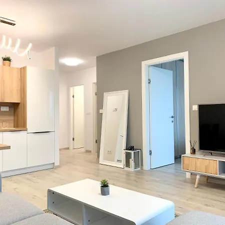 Elegant, Bright Spacious In Center Pressburg