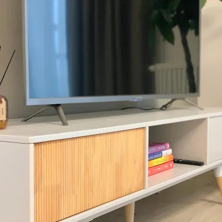 Elegant, Bright Spacious In Center Apartment *